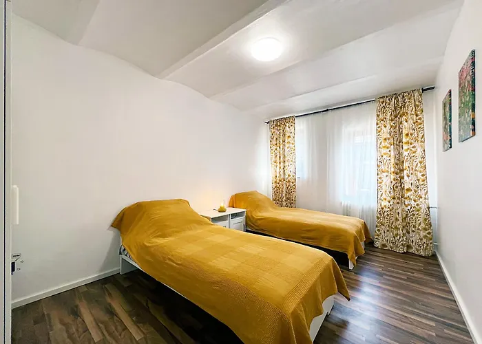 Haeuser Mit Geschlossenem Hof *